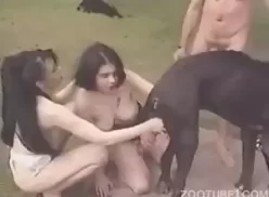 Duas mulheres safadas fazendo sexo e chamando cão