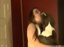 Esposa sentindo falta de rola dando pro cachorro