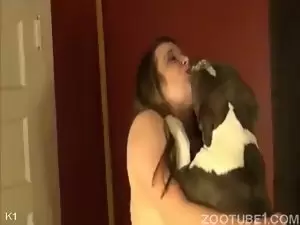 Esposa sentindo falta de rola dando pro cachorro