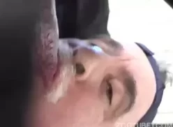 Homem com bigode fazendo sexo oral em um animal