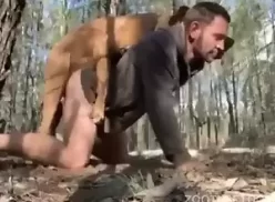 Homem realizando fantasua sexual de transar no mato