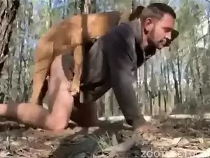 Homem realizando fantasua sexual de transar no mato