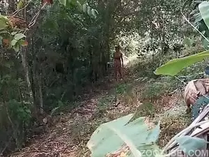 Mulher no meio do mato voltando com xota gozada