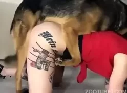 Ninfeta tatuada foi enrabada pelo seu cachorro tarado