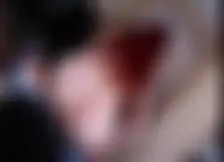 Hermosa mujer en video para adultos junto a caballo